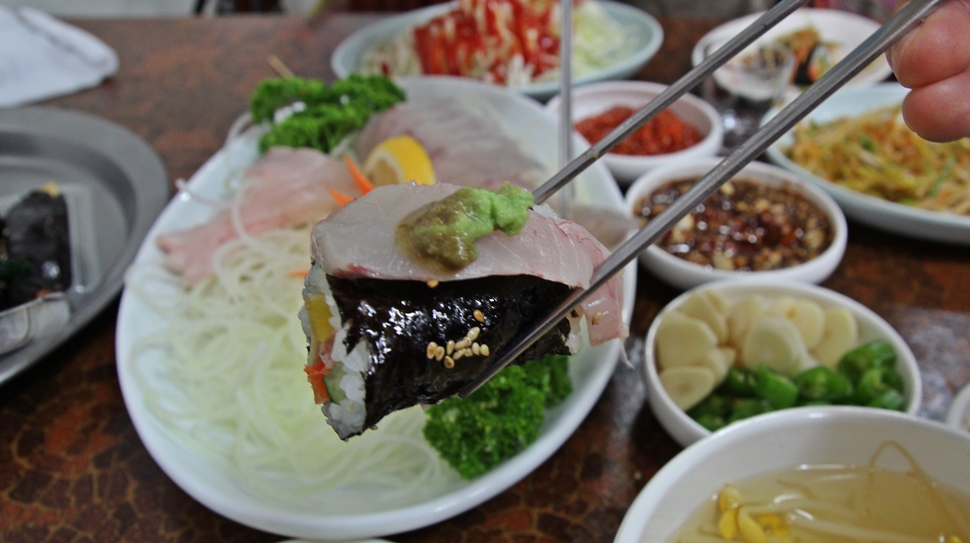  김밥에 삼치회 한 점을 올려먹으면 금상첨화다. 
