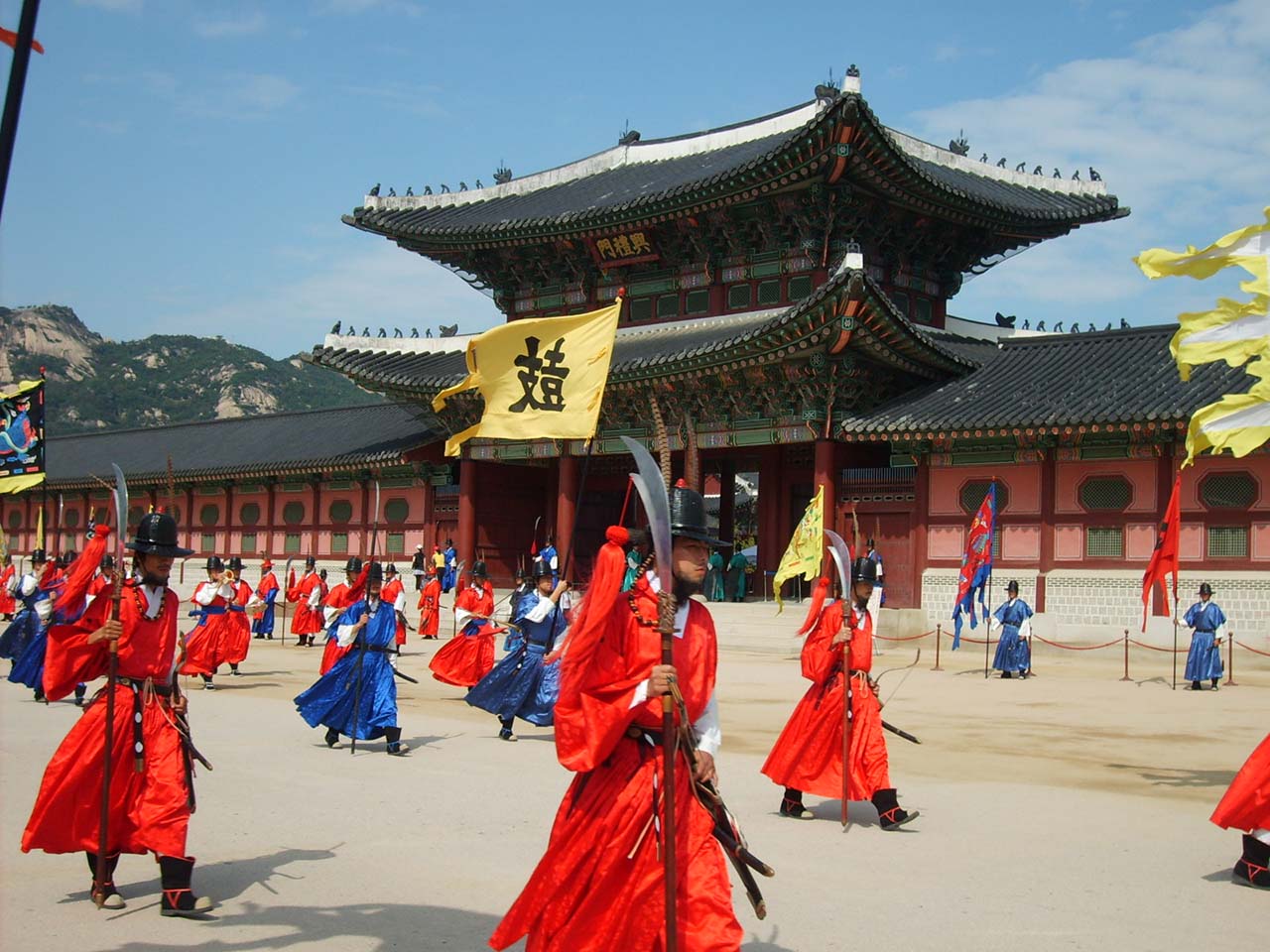  조선시대 궁궐 경호부대의 수문장 교대의식을 재현하는 모습. 경복궁 흥례문 앞.