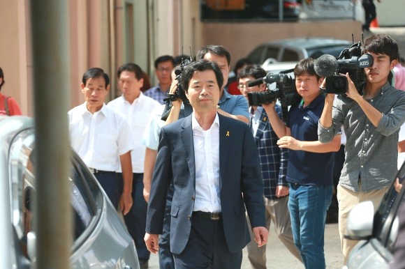 지난 8월 19일, 무죄 선고를 받고 나서는 재판정을 나서는 김승환 전북교육감      김 교육감은 그동안 16번 싸움에서 16번 모두 이겼다. 감사원이 고발한 이번 17번째 법적 공방은 과연 어떻게 될까?