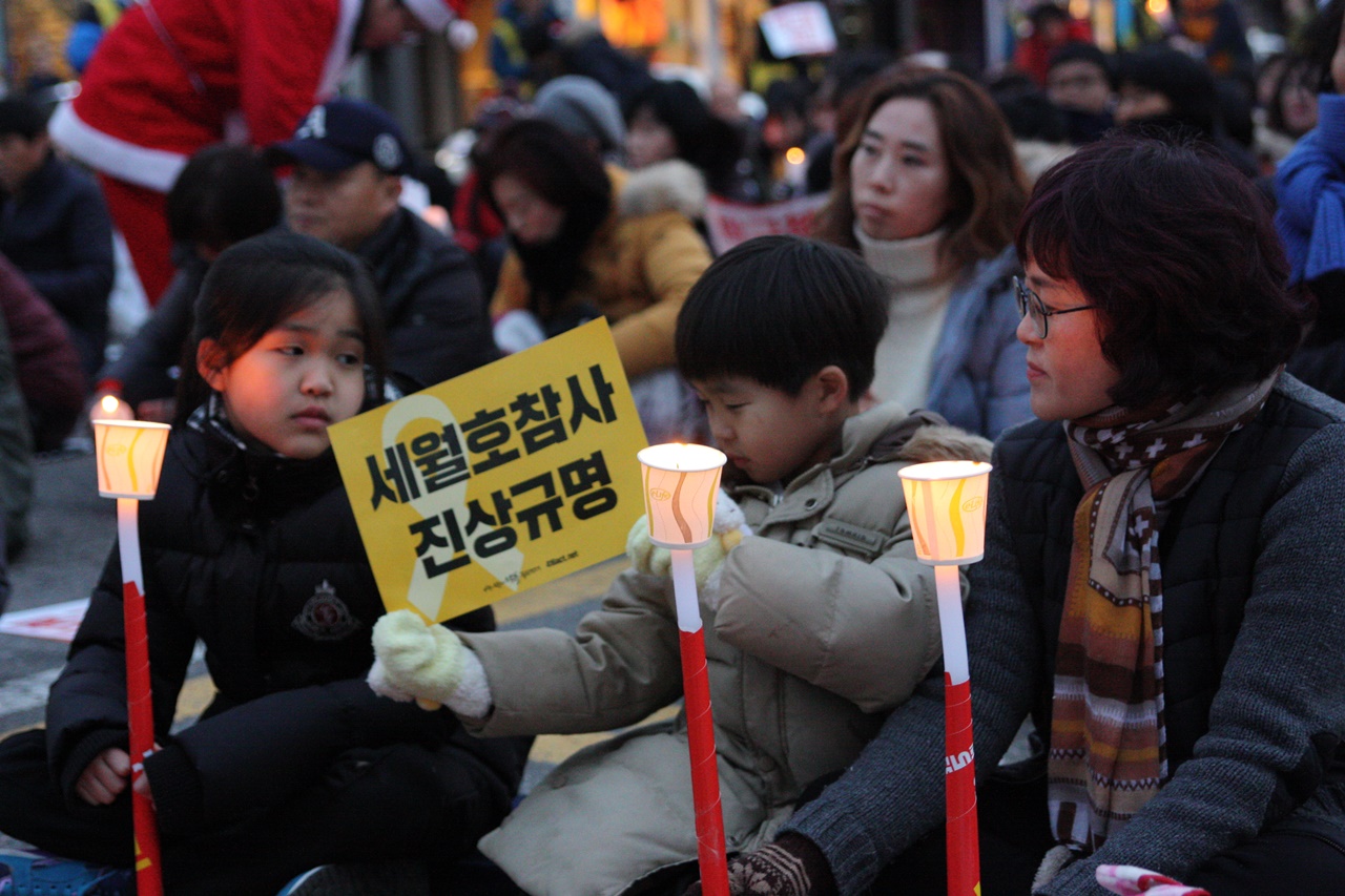  9차 여수촛불집회에서 한 어린이가 '세월호참사 진상규명'을 촉구하고 있다.
