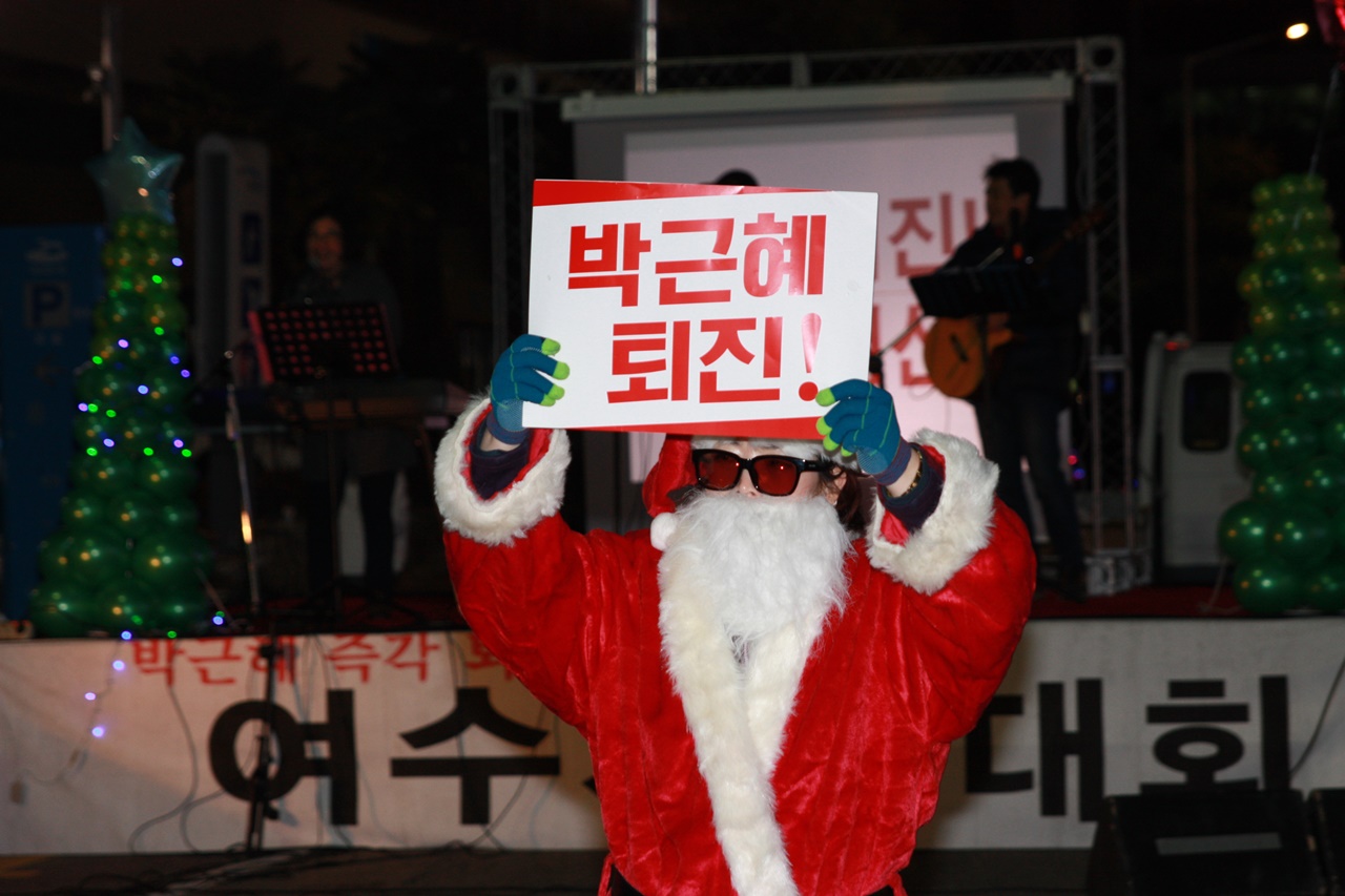  박근혜 퇴진 외치는 산타의 모습