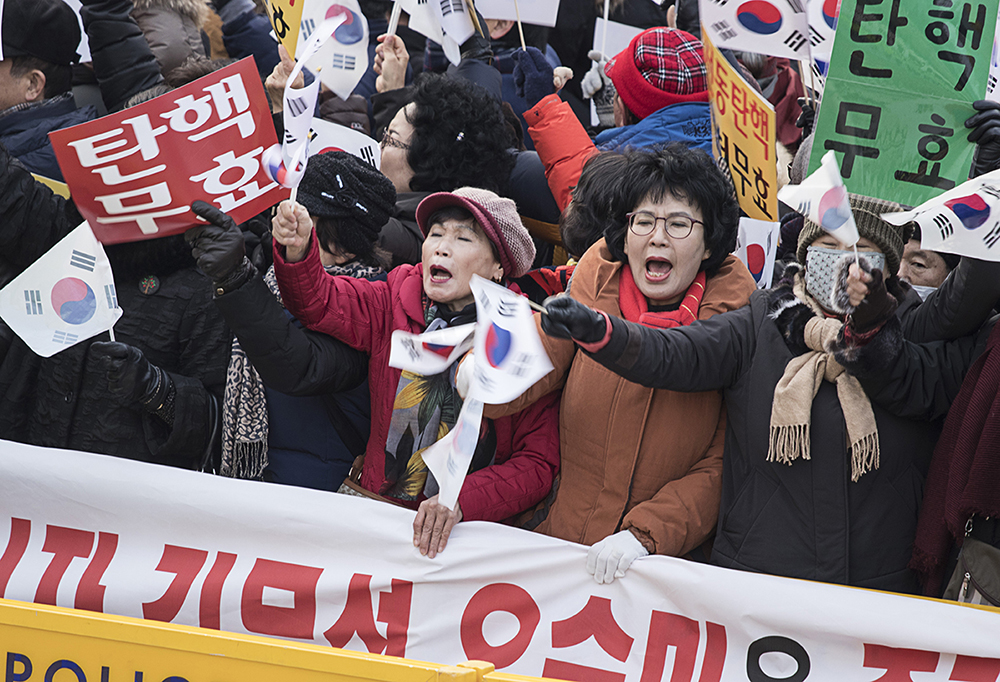  24일 오후 서울 대한문 광장에서는 탄기국 주최로 박 대통령 지지집회가 열렸다. 이날 집회엔 보수 대형교회 기독교인들도 눈에 띠었다. 