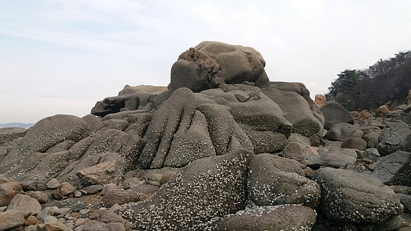  실미도 해변에 널려있는 기기묘묘한 바위 모습
