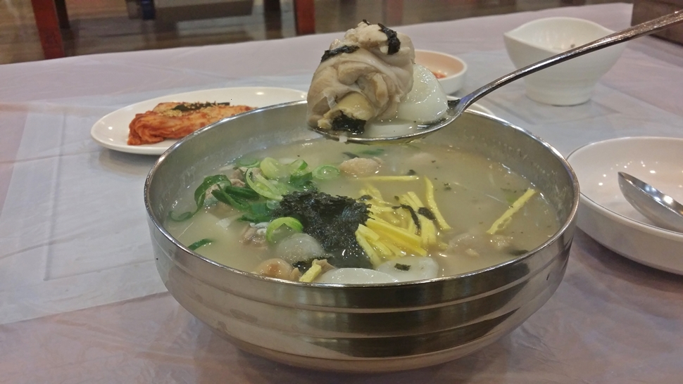  닭장을 떡국에 넣어 끓여내면 은근한 조선간장의 향과 닭고기 맛이 배어나 참 맛있다. 
