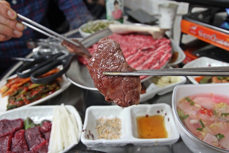  꽃살 맛에 미소가 절로 지어지는 곳, 고기가 맛있는 대식이네 고기집의 꽃살구이랍니다.
