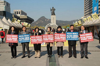  박근혜 대통령 퇴진을 촉구하는 피켓시위
