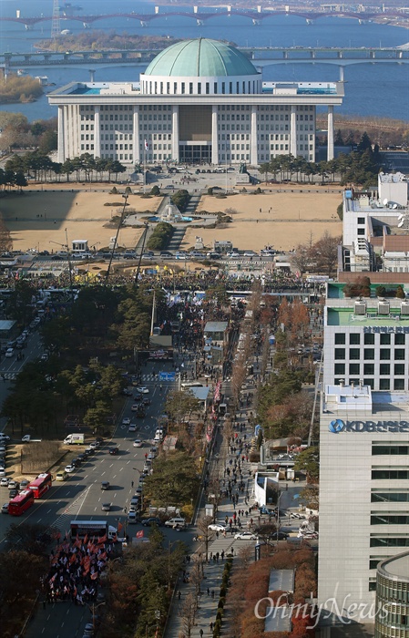 박근혜 대통령 탄핵소추안 표결일인 지난해 12월 9일 오후 서울 영등포구 여의도 국회의사당 앞으로 경찰과 집회 참가자들이 대치하고 있다. 
