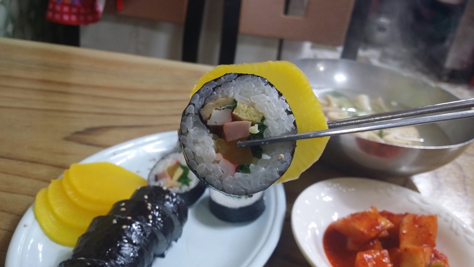  김밥과 단무지는 환상의 짝꿍입니다.
