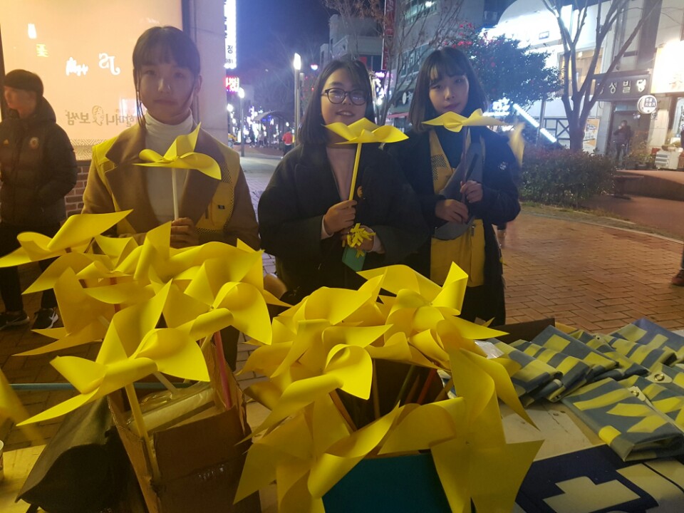  세월호 참사 추모집회에 자원봉사자로 나온 문수중 주민주, 여수여중 김지윤, 중앙여중 박가빈의 학생의 모습