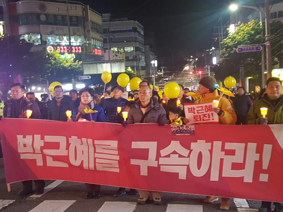  박근혜 구속을 촉구하며 가두행진에 나선 정한수 공동의장과 시민들의 모습