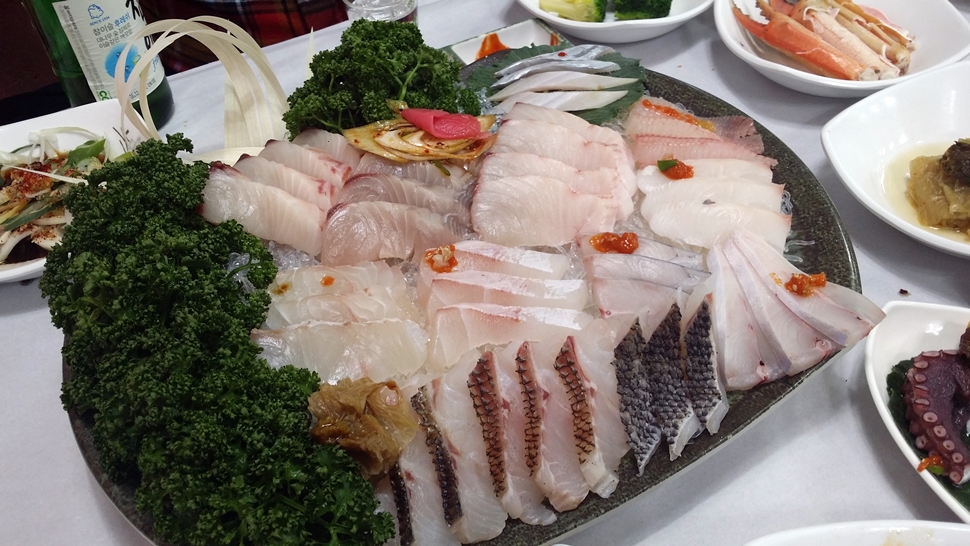  선어 한 접시에 무려 10여 가지가 넘는 생선을 선보인다. 그래서 다양한 어종의 맛을 음미하기에 더없이 좋다. 

