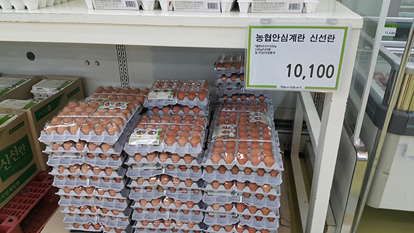 9일 양재동 하나로마트에는 계란코너에는 30개짜리 계란 한 판에 1만이 넘는 품목이 진열돼 있다.