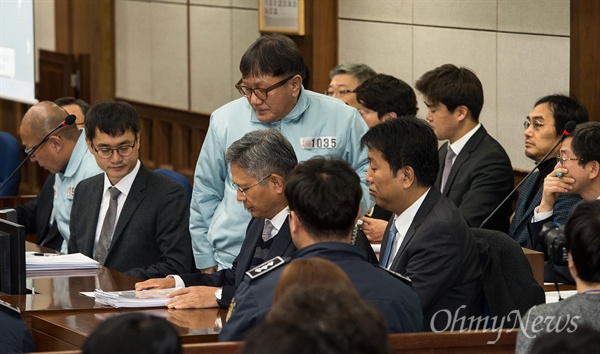 차은택, 송성각 등 첫 공판 '비선실세' 최순실 국정농단 의혹에 연루된 광고감독 차은택씨 등 5인의 피고인들이 10일 서울 중앙지법에서 열린 첫 공판에 출석해 자리하고 있다. 앞줄 오른쪽부터 김영수 전 포레카 대표, 송성각 전 한국콘텐츠진흥원장(앞줄 오른쪽 세번째), 차씨(앞줄 왼쪽 두번째), 김홍탁 더 플레이그라운드 대표(뒷줄 오른쪽 두번째).