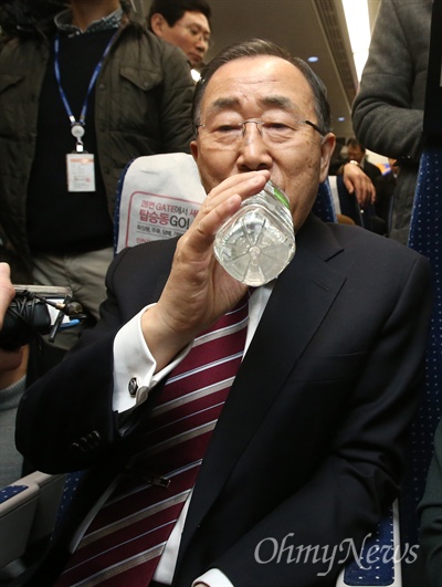 물 마시는 반기문  반기문 전 UN 사무총장이 귀국한 12일 인천국제공항에서 서울역으로 가는 공항철도에서 반 전 총장이 물을 마시고 있다.
