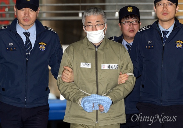 2017년 1월 13일 문화계 블랙리스트 작성 관련 혐의로 구속수감된 김종덕 전 문체부 장관이 박영수 특별검사팀 사무실로 조사를 받기위해 출석하고 있다.