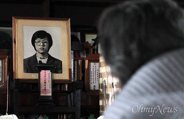  13일 오전 경남 양산 성전암에서 열린 박종철 열사의 30주기 추도식에서 어머니 정차순(85)씨가 아들의 영정을 바라보고 있다. 