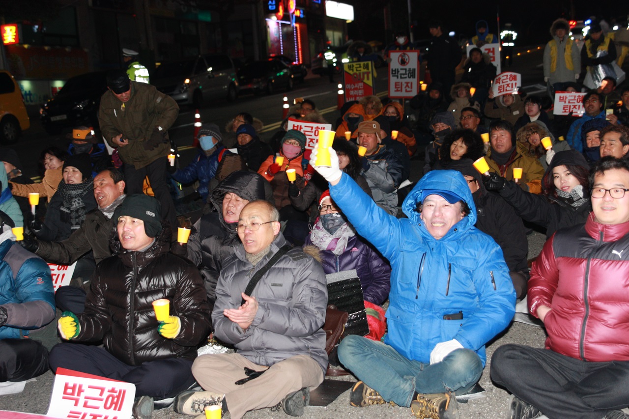  14일 전남 여수 여서동 정보고 사거리에서 '제12차 박근혜 퇴진 여수시국대회'에서 촛불을 든 시민들의 모습