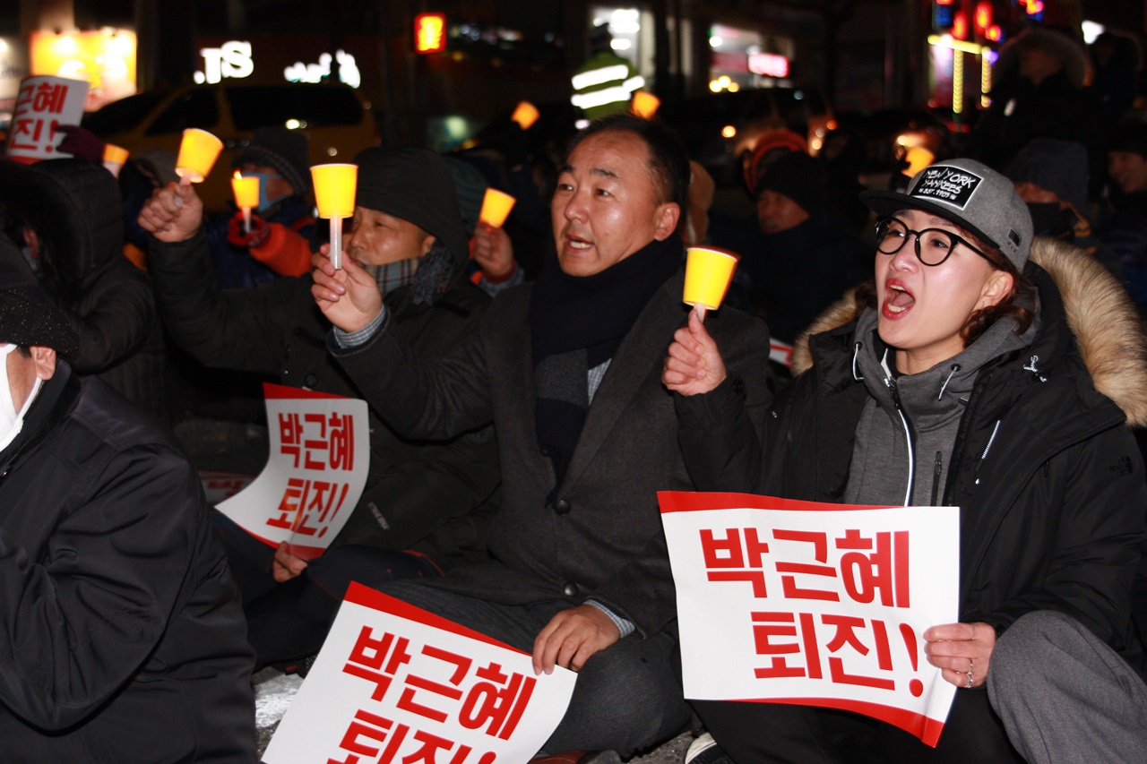 동장군의 기세에도 촛불을 들고 박근혜 퇴진을 외치는 시민들의 모습