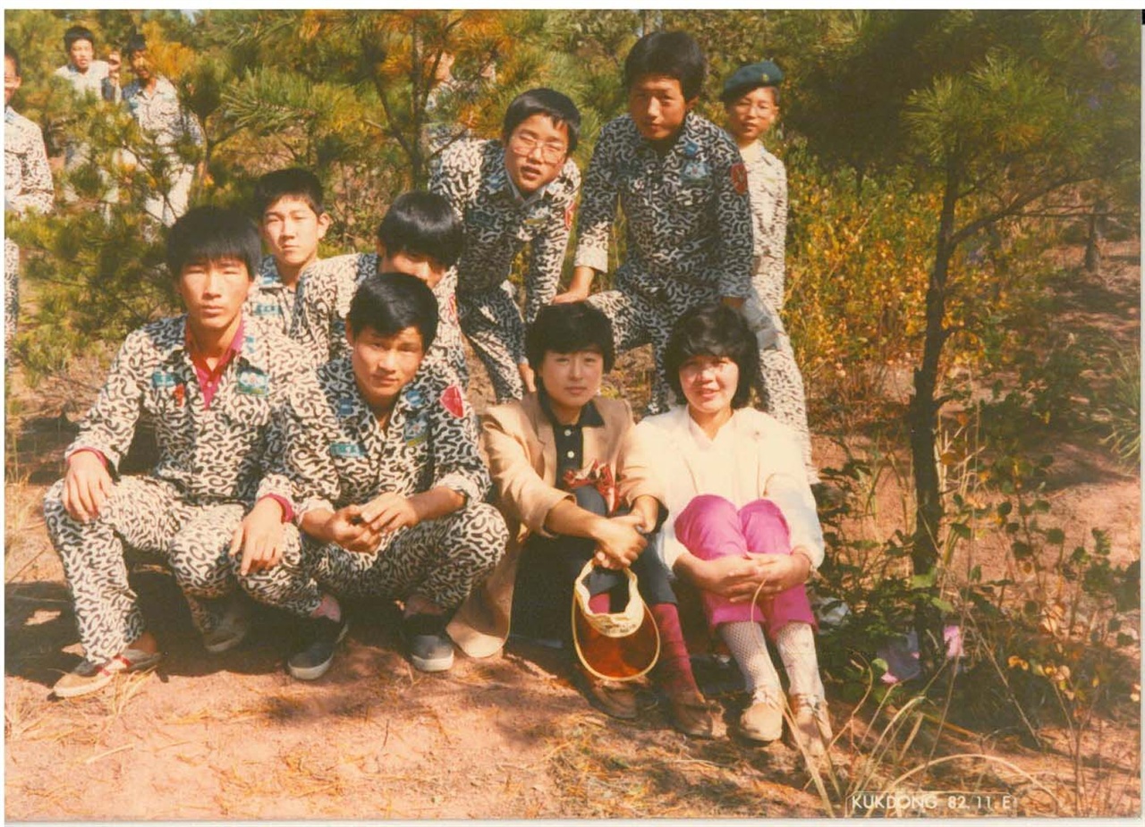 1982년 11월 가을소풍 때 동료 교사 고복실 선생과 제자들, 노옥희