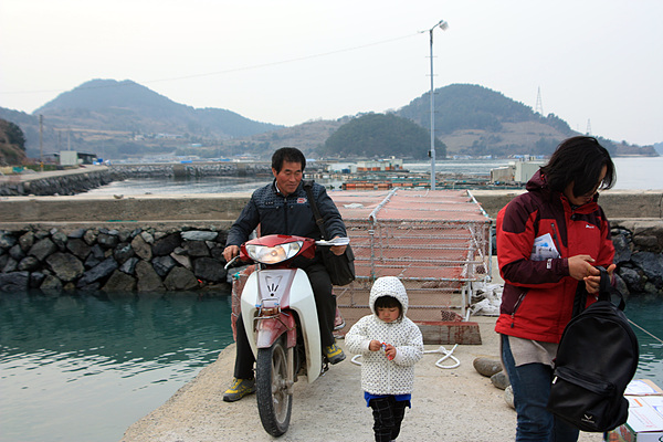  우편물을 배달하기 위해 나선 김재연씨 부부 모습으로 막내인 나일(4살)이가 엄마를 따라 다닌다. 공기도 맑은 가운데 걷기 때문에 건강해져서 좋다고 한다 