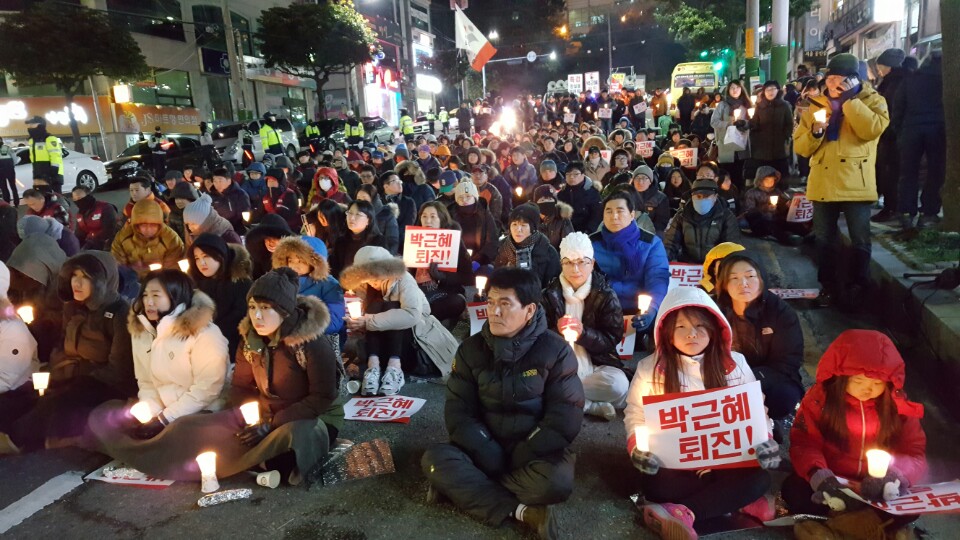  21일 박근혜퇴진 여수운동본부가 주최한 제13차 여수촛불집회 참가자들 