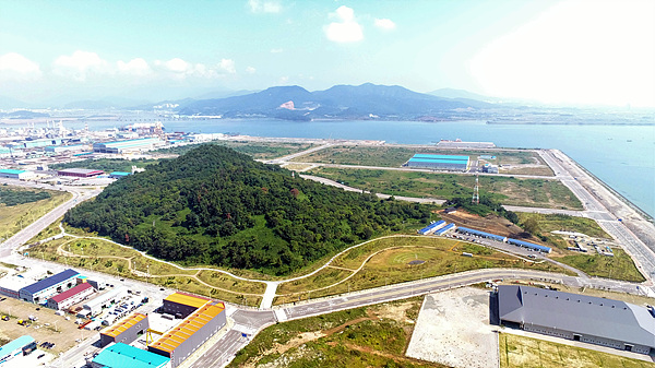  드론으로 촬영한 장도 모습. 산업단지에 둘러 싸이기 전 어패류의 보고였다