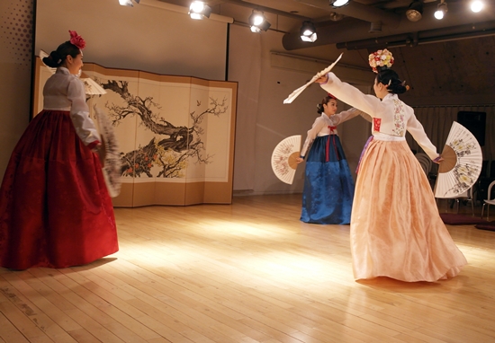 신명숙, 박은미, 전민지 등이 재연한 권번 부채춤 
