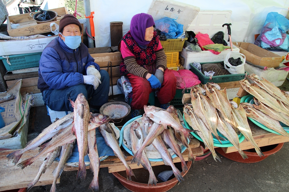  수산시장 근처에서 50년째 노점을 하는 어르신 부부다.
