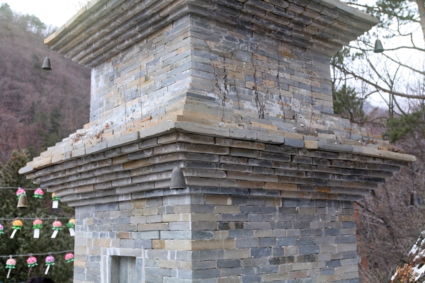 탑신 마노석을 잘라 조성한 벽돌로 쌓은 수마노탑