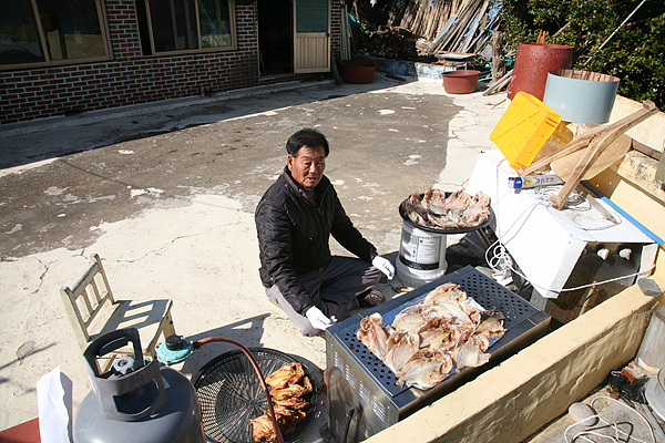  26년 동안 우편배달부를 하다 5년전 퇴직하고 마을이장을 하는 이종모(78세)씨가 명절에 여수사는 자식들에게 줄 고기를 굽고 있다. 항상 걷는 운동을 해서일까 나이가 믿어지지 않을 정도로 건강했다