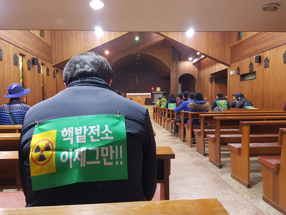  ‘탈핵 천주교 연대 대장정 도보순례단'이 4일 순례에 앞서 광천 성당에서 기도를 올리고 있다