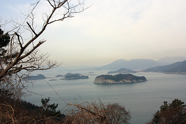  상화도 정상에서 사방을 휘휘 둘러보니 사도, 낭도, 추도 등의 낯익은 섬들이 보였다