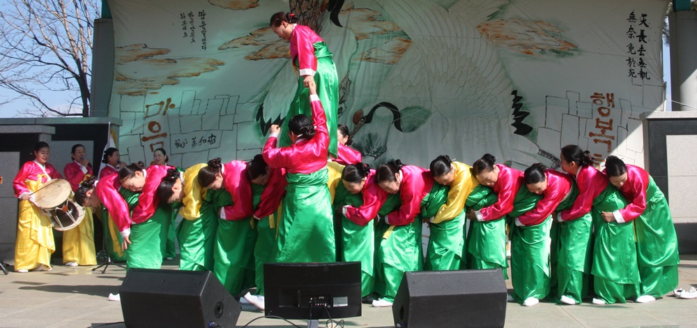  여수문화원 팀의 강강술래 공연
