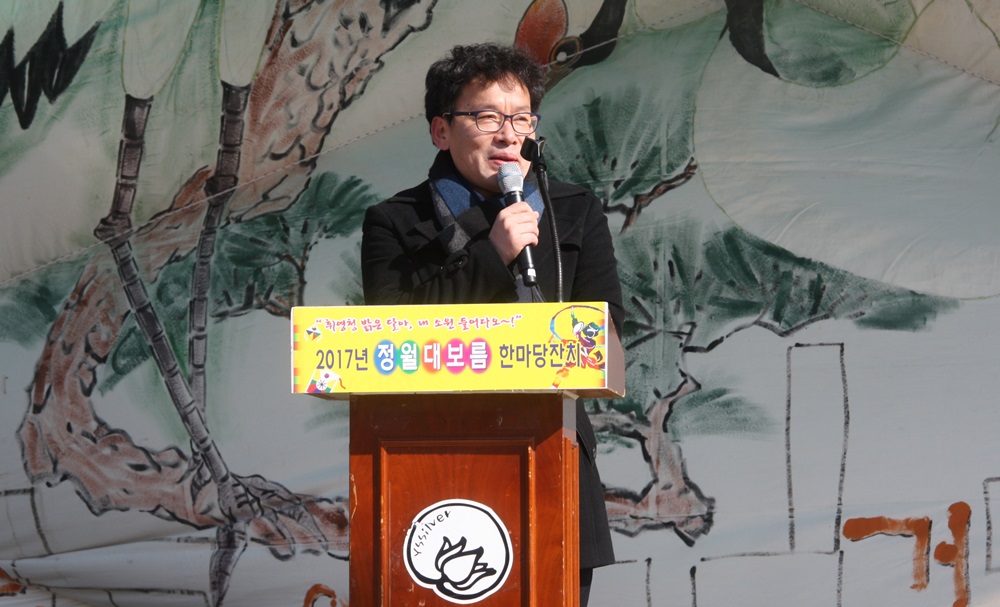  행사를 주관한 여수노인복지관  김진우 관장이 어르신들의 건강 기원 덕담을 하고 있다.