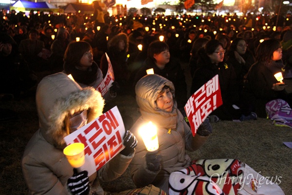  박근혜퇴진 경남운동본부는 11일 오후 창원광장에서 '박근혜퇴진 15차 경남시국대회'를 열었다.