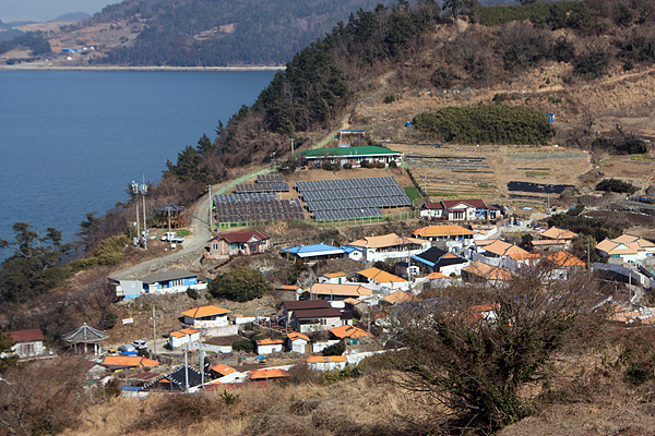  하화도 마을 뒤편에 국내 최초로 건설된 태양광발전소가 보인다.