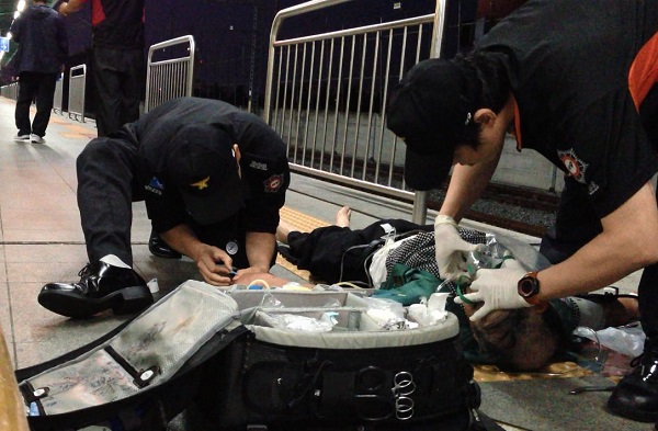 구급대원 박윤택 소방교(왼쪽)가 동료 구급대원과 함께 저혈당 쇼크로 쓰러진 환자를 응급처치하고 있다.

