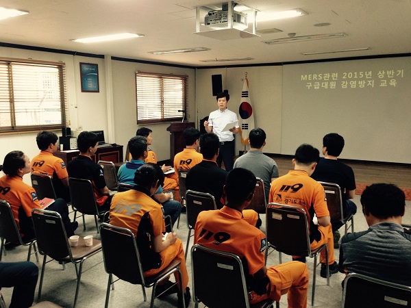  2015년 메르스 당시 박윤택 소방관이 구급대원 감염방지 교육을 진행하고 있다.

