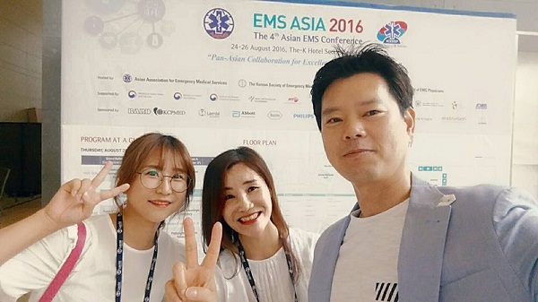  지난 해 8월 박윤택 소방관이 서울에서 개최된 'EMS ASIA 2016'에 참석해 동료들과 기념촬영을 하고 있다. 

