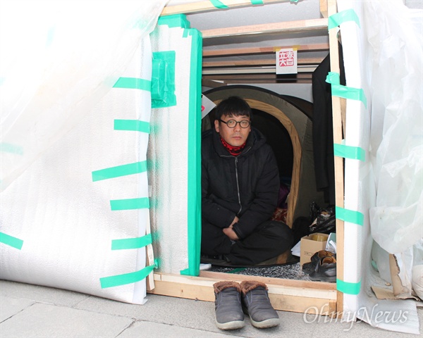 거리에 나서야 만날 수 있는 송경동 시인. 그는 지난해 11월 서울 광화문 광장에 텐트를 치고 캠핑촌장이 됐다.