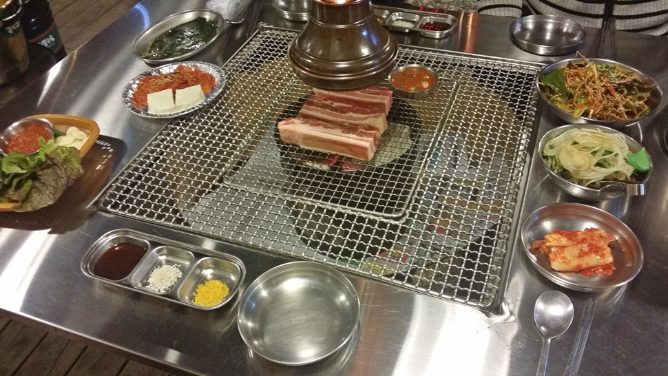  국내산 무항생제 돼지 생고기를 웰빙 참숯에 구워먹는다.
