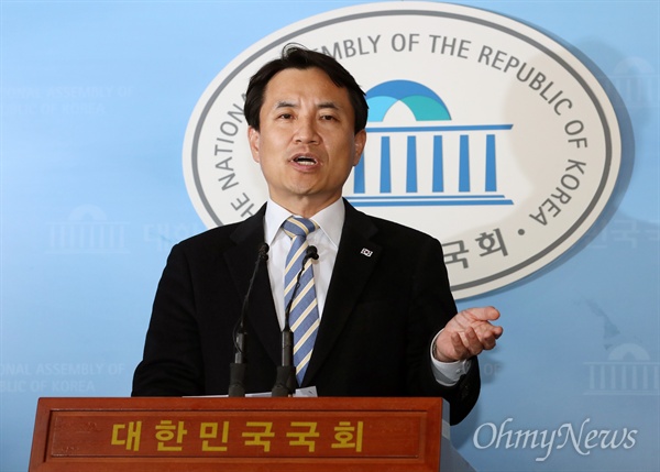 김진태 자유한국당 의원이 24일 오후 국회 정론관에서 이정미 헌법재판소 재판관 후임자 지명 관련 기자회견을 하고 있다.
