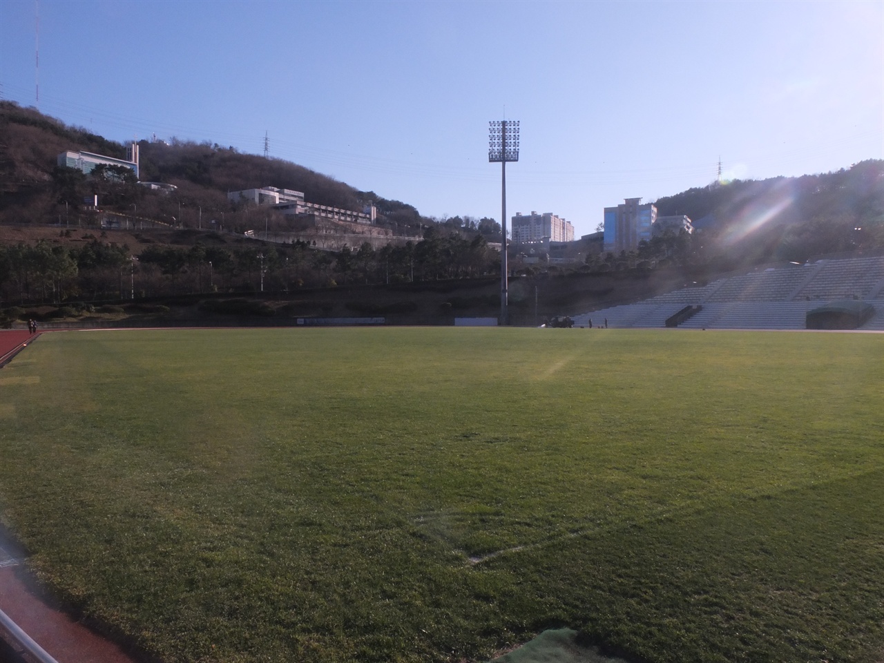 부산FC의 홈구장 부산 FC의 홈구장인 ‘부산 아시아드 보조경기장 ’. 3월 11일 이곳에서 역사적인 첫 홈경기가 열린다.