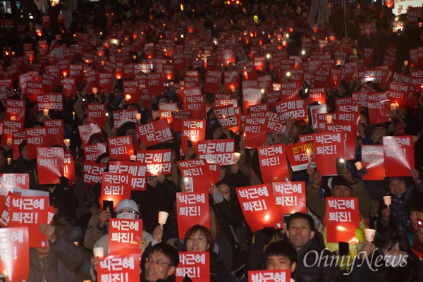  25일 오후 대구에서 열린 박근혜 탄핵 대구시국대회에서 시민들이 '레듴카드'를 들고 박 대통령 즉각 탄핵을 요구했다.