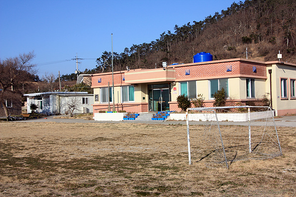  넙도초등학교 서리분교장 모습으로 5명의 재학생이 있다