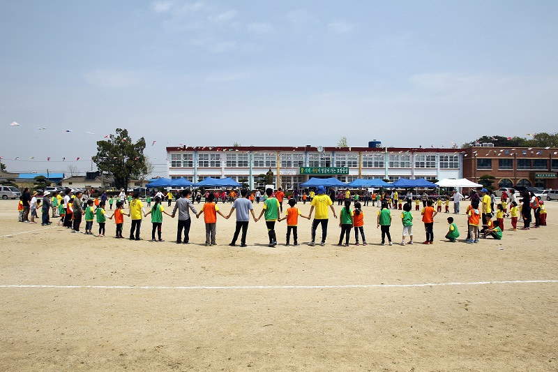 폐교 위기를 벗어난 묘량중앙초등학교 운동회는 지역주민과 함께 하는 가장 큰 마을축제다. 