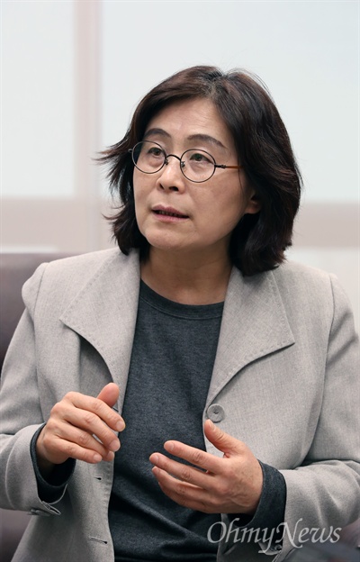 더불어민주당 대선주자인 이재명 성남시장 선거캠프에서 활동하는 유승희 의원.