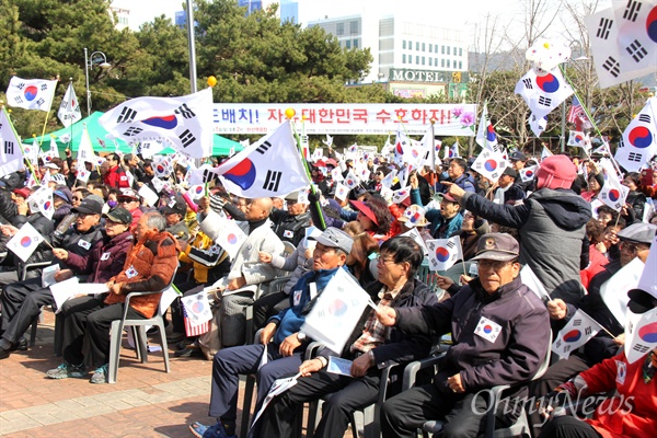 마산창원진해 구국행동시민연합은 5일 오후 마산역 광장에서 "탄핵각하, 자유대한민국 수호, 경남도민 구국행동집회"를 열었다.