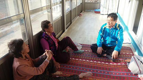  장사도에 사는  할머니들과 대화하는 목포대학교 도서문화연구원 이재언(오른쪽)씨 모습