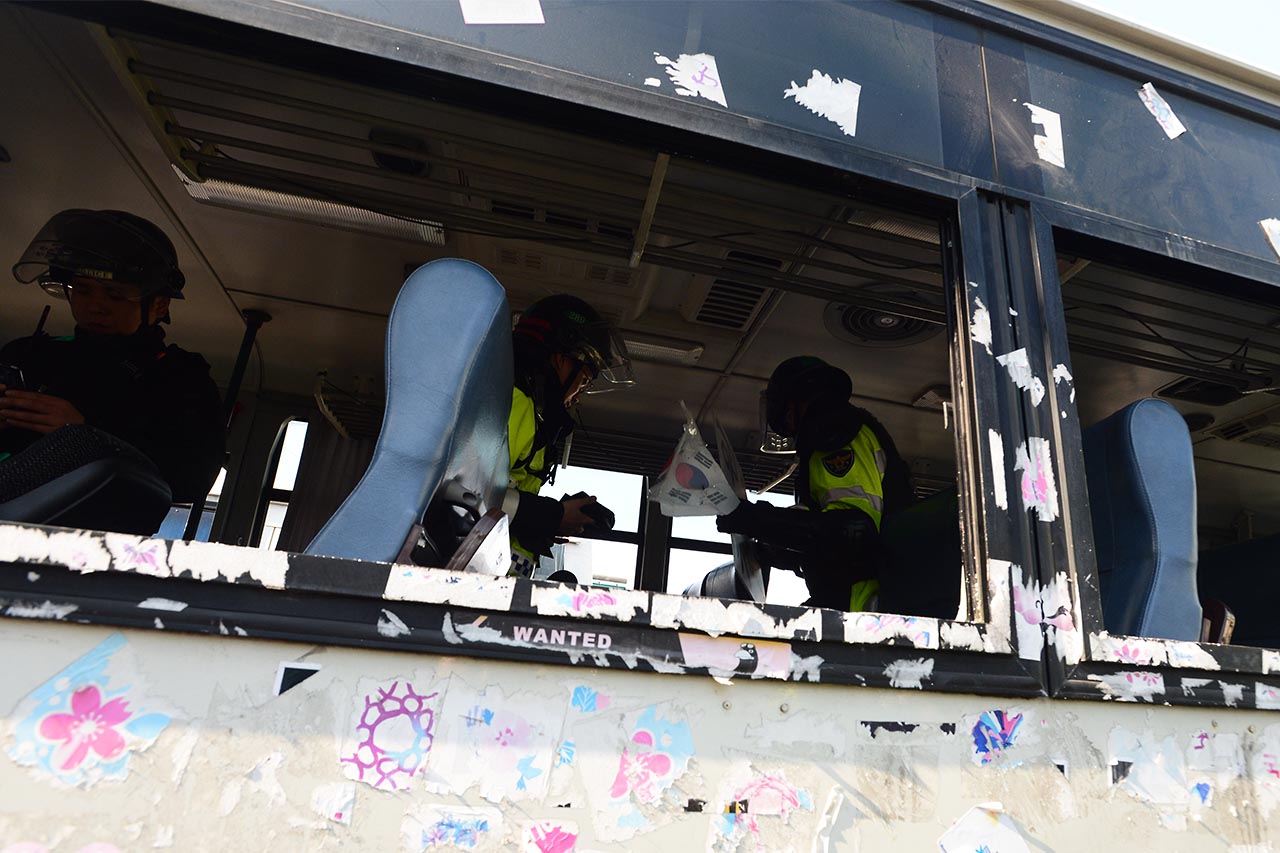  박근혜 지지자들이 10일 오후 서울 종로구 안국역 인근에서 박근혜 전 대통령에 대한 '파면' 선고에 반발하며 헌법재판소로 진출을 시도하는 과정에서 경찰과 충돌해 경찰버스 운전석 앞 유리창이 파손되어 있다.